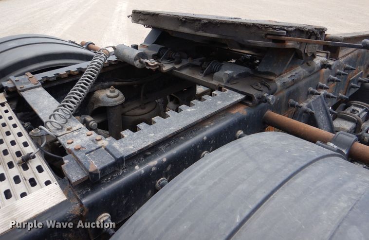 image for item DM0089 2015 Peterbilt 579  semi truck