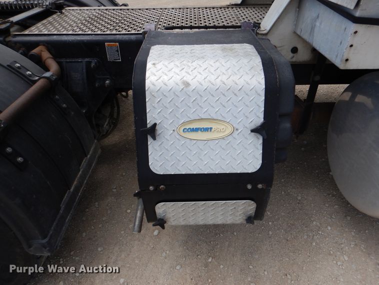 image for item DM0089 2015 Peterbilt 579  semi truck