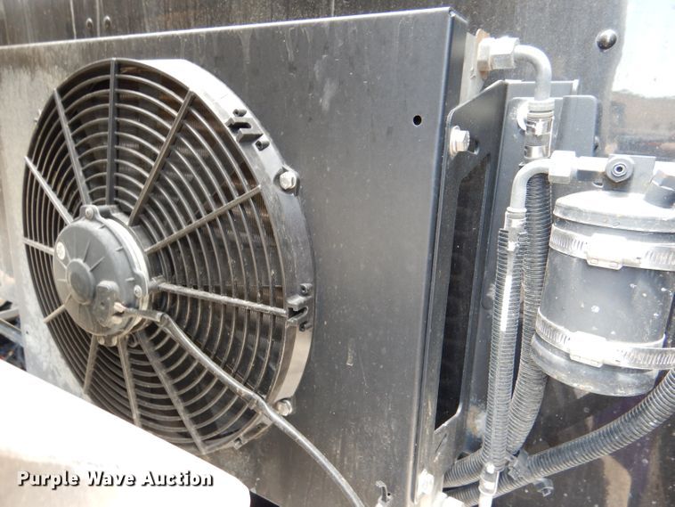 image for item DM0089 2015 Peterbilt 579  semi truck