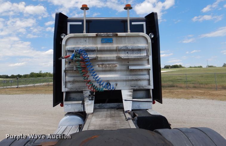 image for item DM0089 2015 Peterbilt 579  semi truck