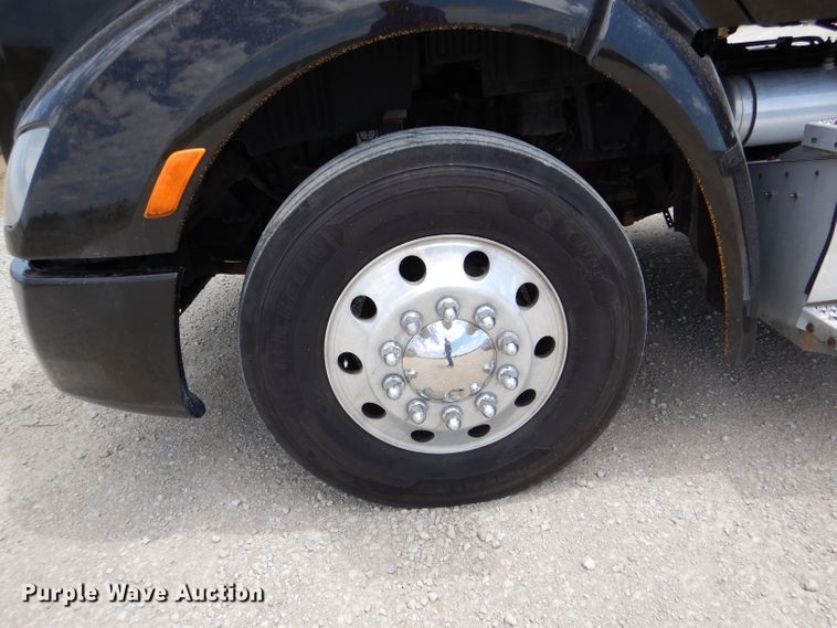 image for item DM0089 2015 Peterbilt 579  semi truck