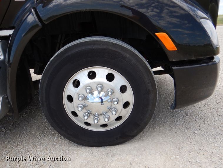 image for item DM0089 2015 Peterbilt 579  semi truck