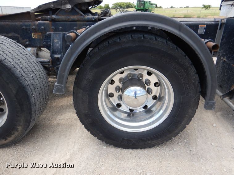 image for item DM0089 2015 Peterbilt 579  semi truck