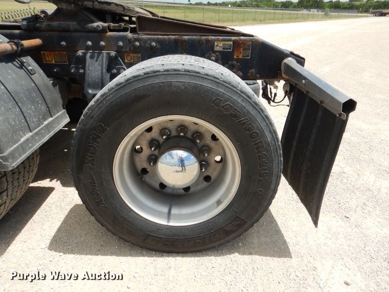 image for item DM0089 2015 Peterbilt 579  semi truck