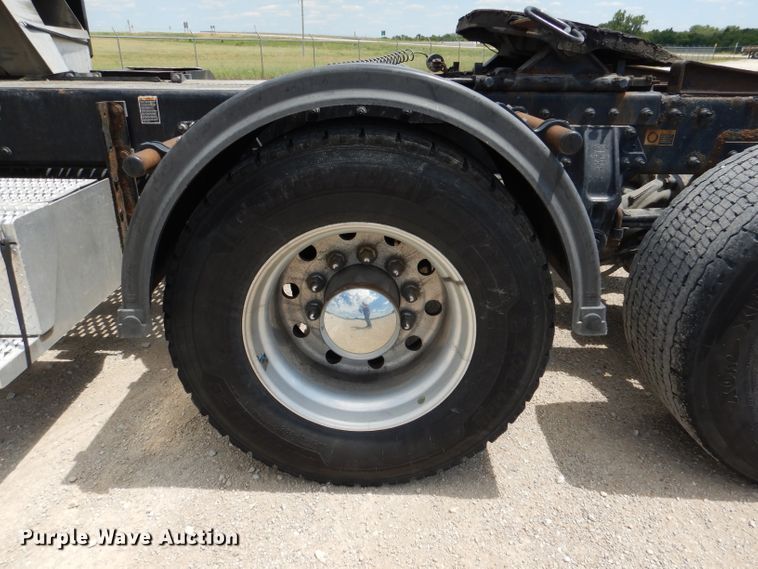 image for item DM0089 2015 Peterbilt 579  semi truck