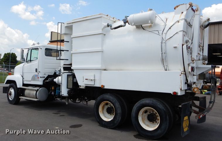 image for item DM4318 1994 Freightliner FLC  vacuum truck