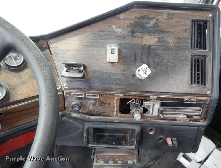 image for item DM4318 1994 Freightliner FLC  vacuum truck