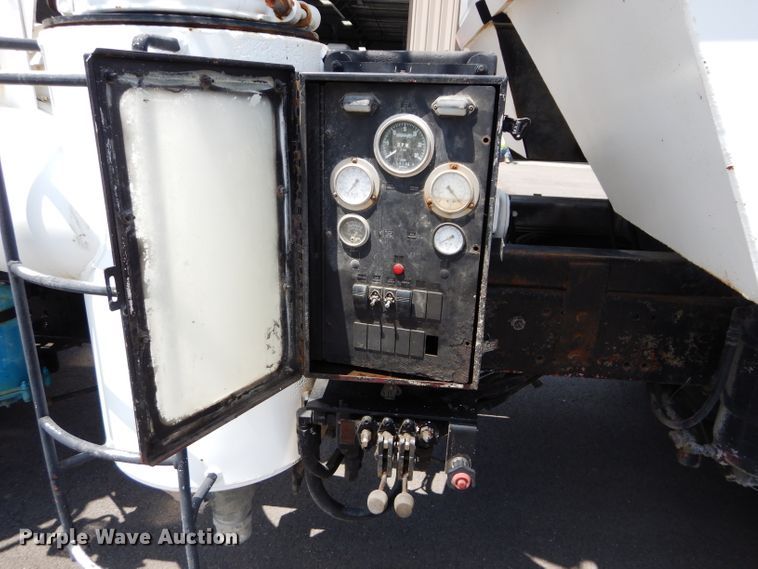 image for item DM4318 1994 Freightliner FLC  vacuum truck