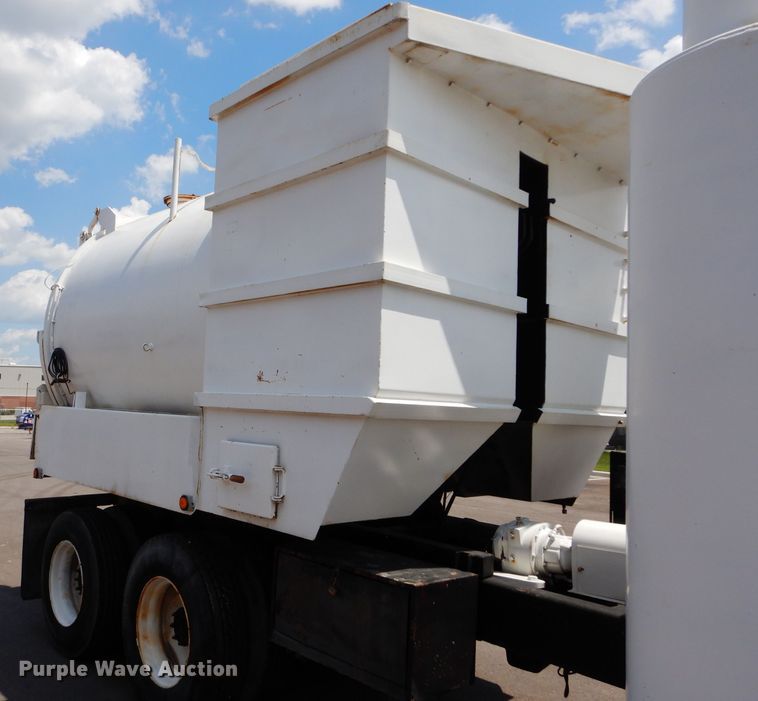 image for item DM4318 1994 Freightliner FLC  vacuum truck