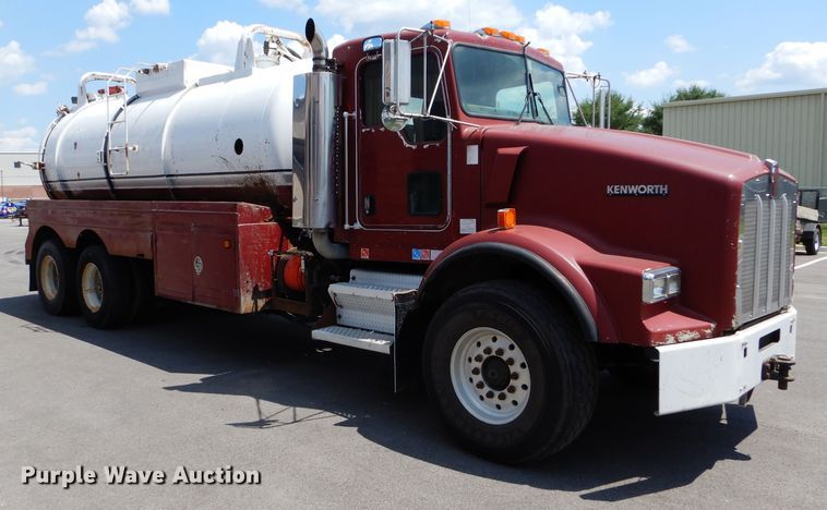image for item DM4319 2005 Kenworth T800  hydrovac truck