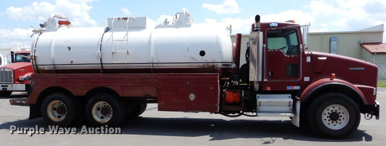 image for item DM4319 2005 Kenworth T800  hydrovac truck