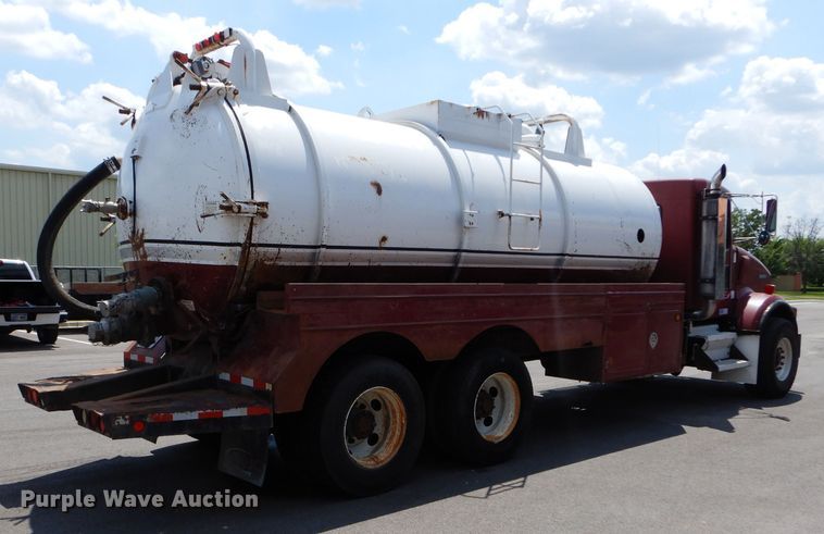 image for item DM4319 2005 Kenworth T800  hydrovac truck