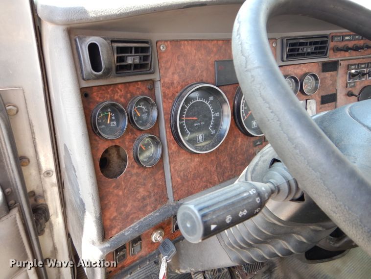 image for item DM4319 2005 Kenworth T800  hydrovac truck