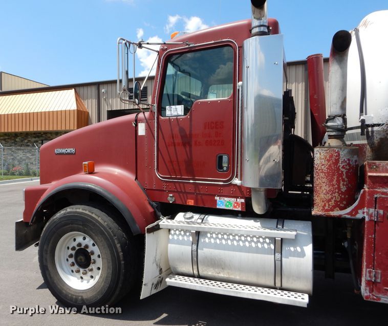 image for item DM4319 2005 Kenworth T800  hydrovac truck