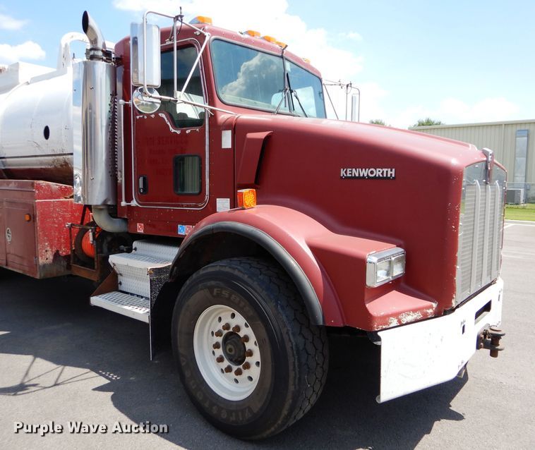 image for item DM4319 2005 Kenworth T800  hydrovac truck