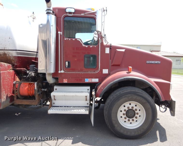 image for item DM4319 2005 Kenworth T800  hydrovac truck