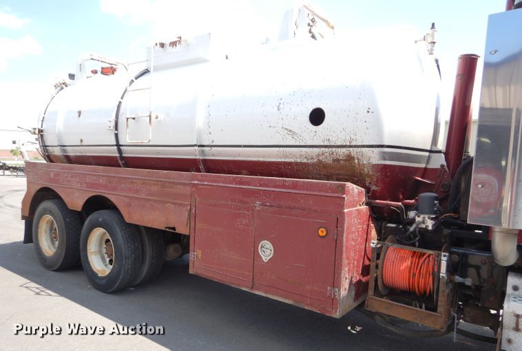 image for item DM4319 2005 Kenworth T800  hydrovac truck