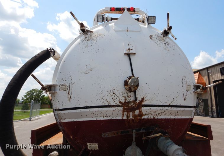 image for item DM4319 2005 Kenworth T800  hydrovac truck