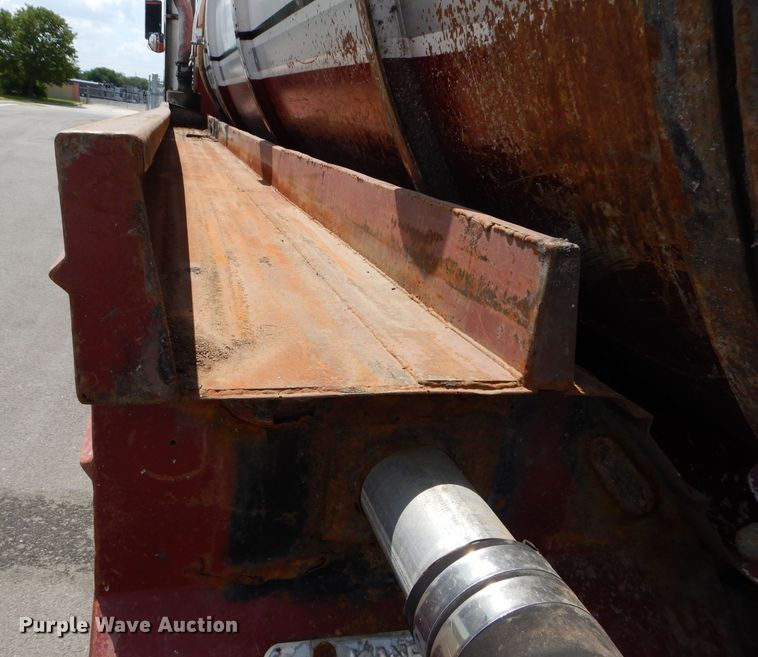 image for item DM4319 2005 Kenworth T800  hydrovac truck