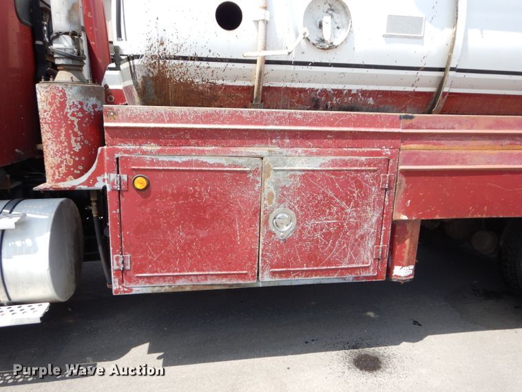 image for item DM4319 2005 Kenworth T800  hydrovac truck