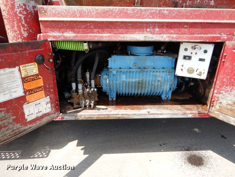 image for item DM4319 2005 Kenworth T800  hydrovac truck