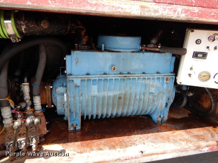 image for item DM4319 2005 Kenworth T800  hydrovac truck