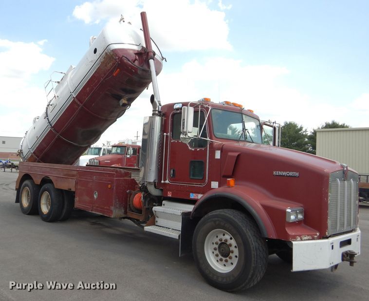 image for item DM4319 2005 Kenworth T800  hydrovac truck