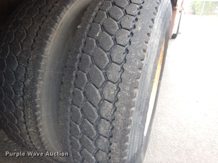 image for item DM4319 2005 Kenworth T800  hydrovac truck