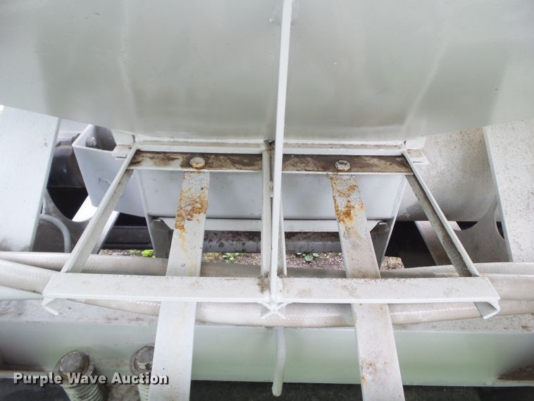 image for item HF9920 2016 Wilmar  fertilizer delivery trailer