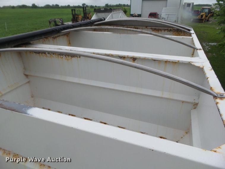 image for item HF9920 2016 Wilmar  fertilizer delivery trailer