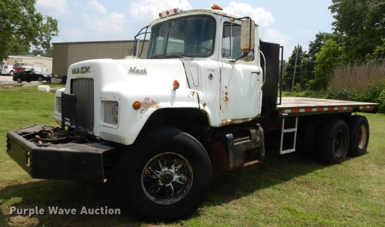 image for item HP9579 1984 Mack DM492S  flatbed truck