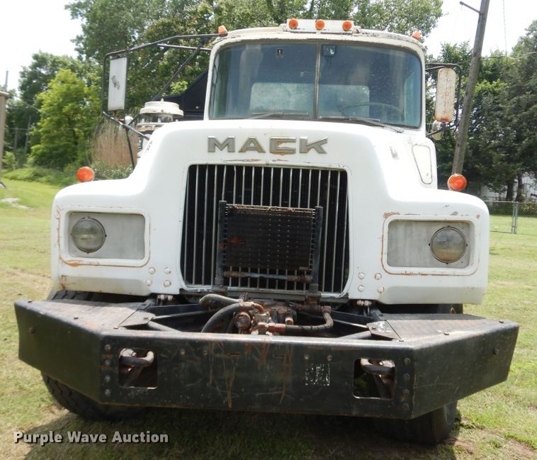 image for item HP9579 1984 Mack DM492S  flatbed truck