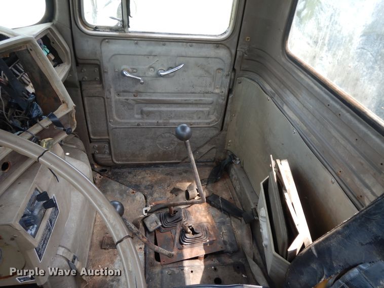 image for item HP9579 1984 Mack DM492S  flatbed truck