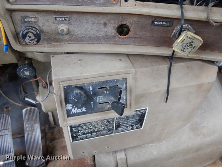 image for item HP9579 1984 Mack DM492S  flatbed truck