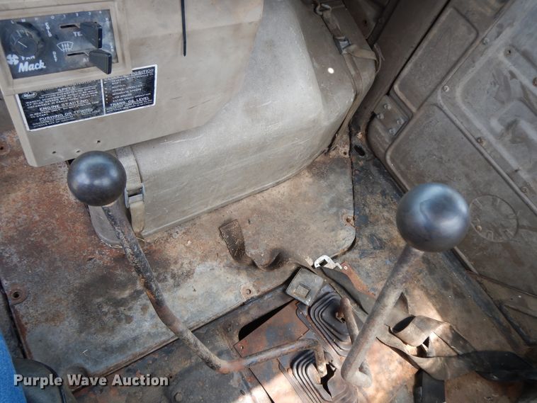 image for item HP9579 1984 Mack DM492S  flatbed truck