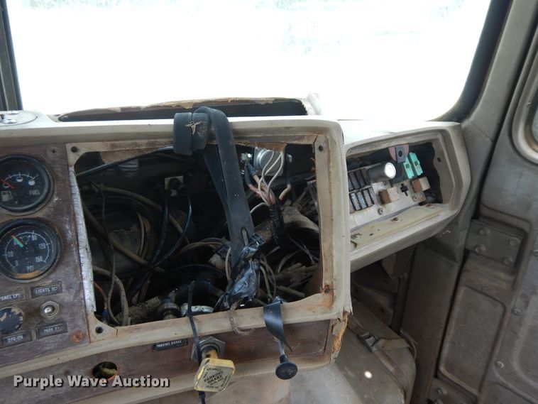 image for item HP9579 1984 Mack DM492S  flatbed truck