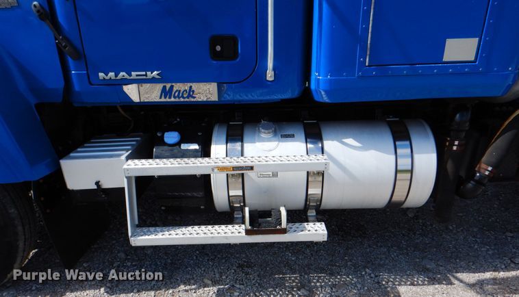 image for item HT9274 2012 Mack CHU613  semi truck