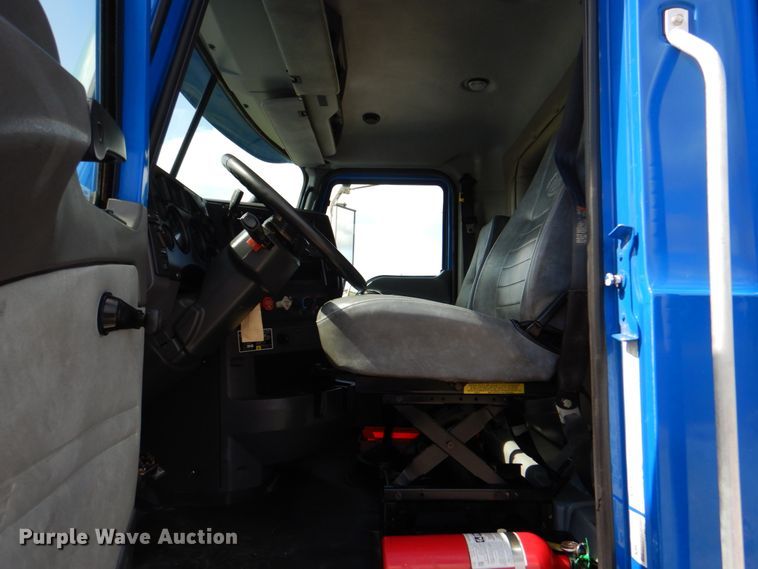 image for item HT9274 2012 Mack CHU613  semi truck