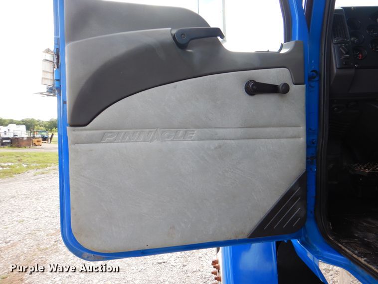 image for item HT9274 2012 Mack CHU613  semi truck