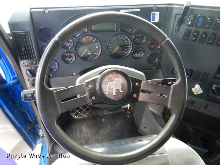 image for item HT9274 2012 Mack CHU613  semi truck