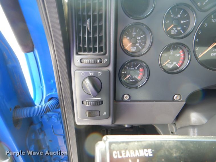 image for item HT9274 2012 Mack CHU613  semi truck