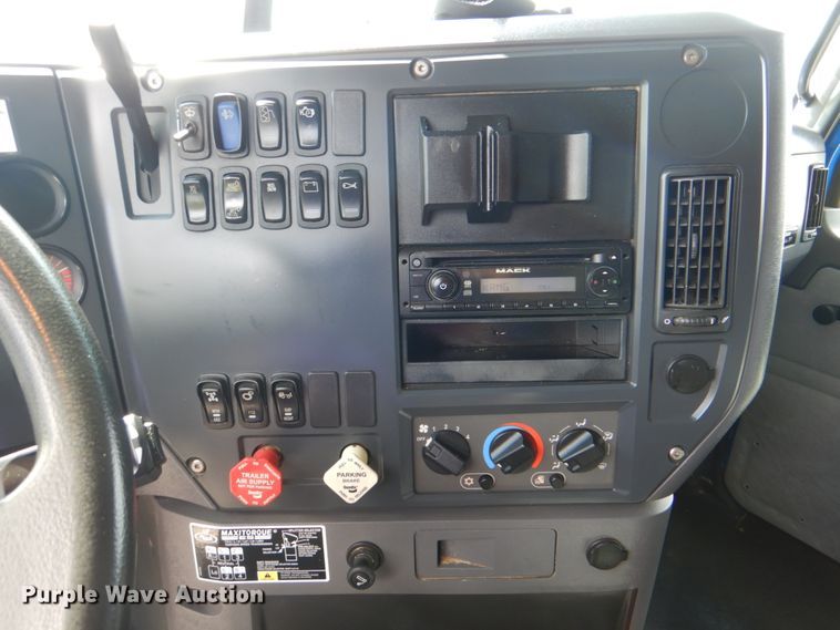 image for item HT9274 2012 Mack CHU613  semi truck