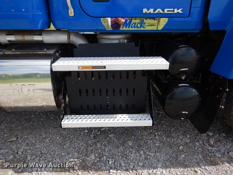 image for item HT9274 2012 Mack CHU613  semi truck