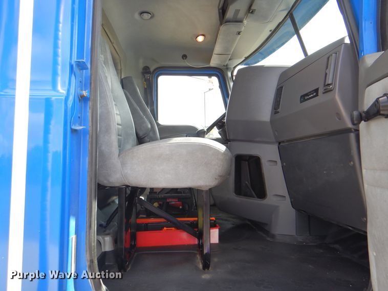 image for item HT9274 2012 Mack CHU613  semi truck