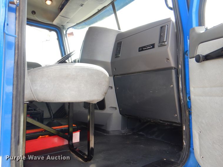 image for item HT9274 2012 Mack CHU613  semi truck