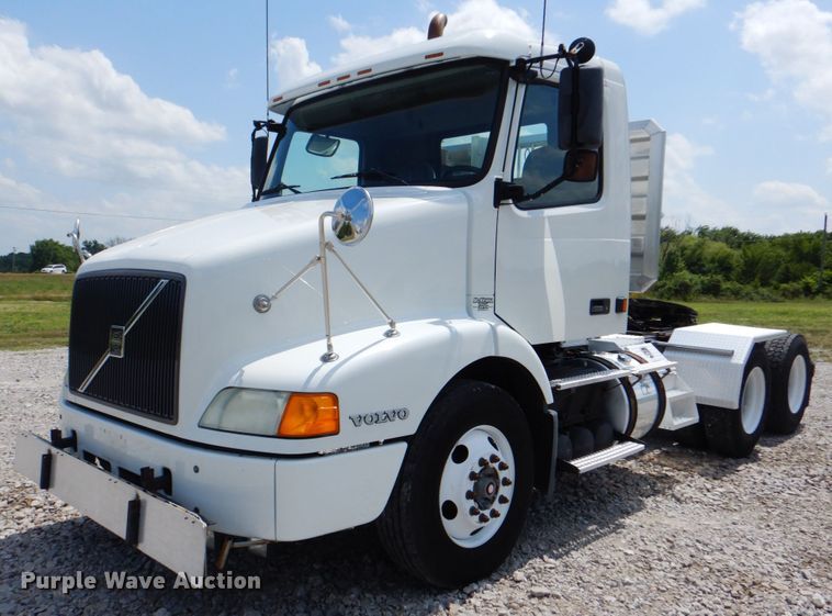 image for item HT9318 2003 Volvo VN  semi truck