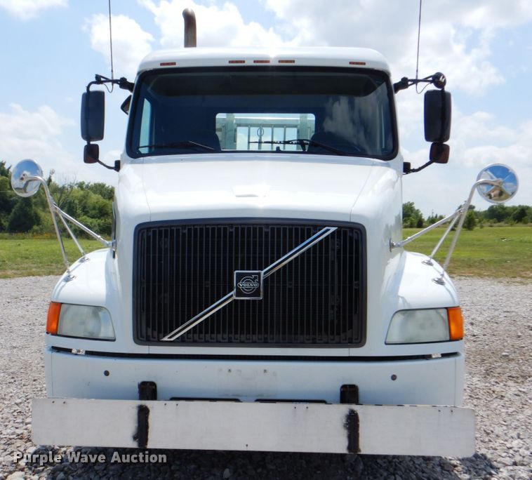 image for item HT9318 2003 Volvo VN  semi truck