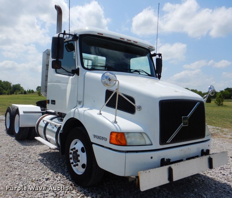 image for item HT9318 2003 Volvo VN  semi truck