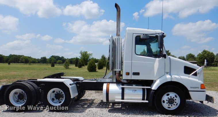 image for item HT9318 2003 Volvo VN  semi truck
