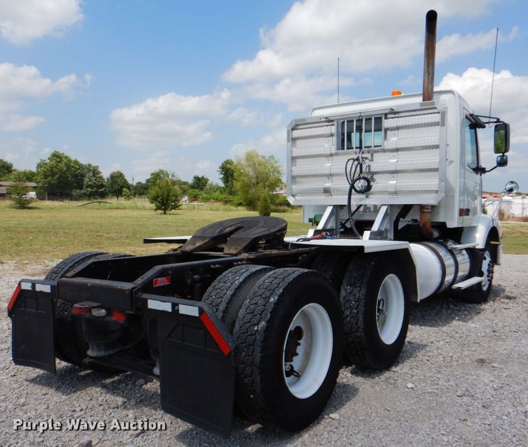 image for item HT9318 2003 Volvo VN  semi truck